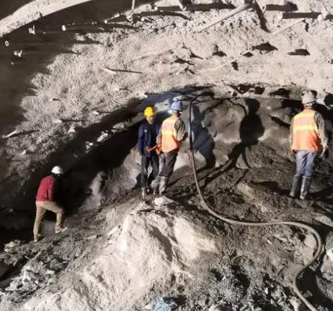金山屯拱顶带模注浆料的施工流程及注意事项